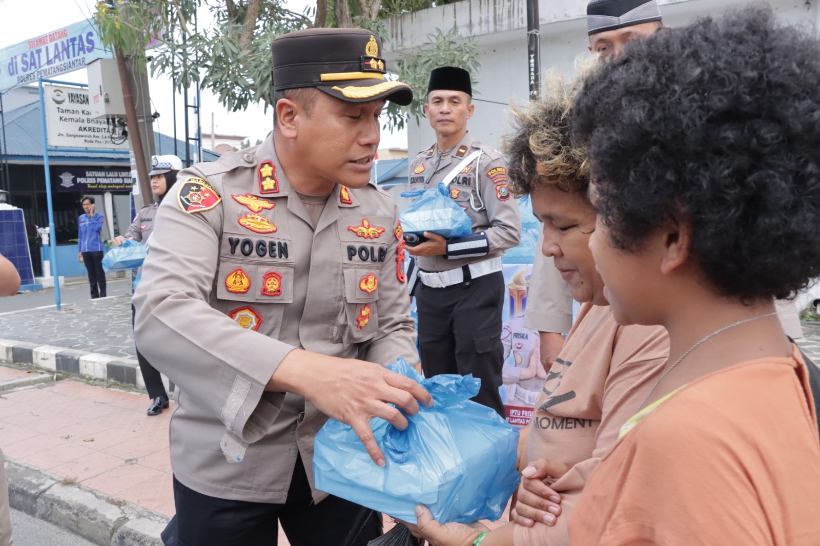 Momen Penuh Kebaikan, Sat Lantas Polres Pematangsiantar Bagi Takjil Kepada Pengguna Jalan yang Tertib Lalulintas