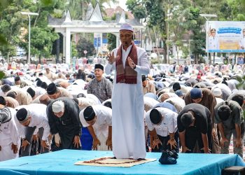 Wakil Wali Kota Pematangsiantar dan Keluarga Bersama Ribuan Umat Islam Ikuti sholat Hari Raya Idul Fitri 1446 H di Lapangan Adam Malik