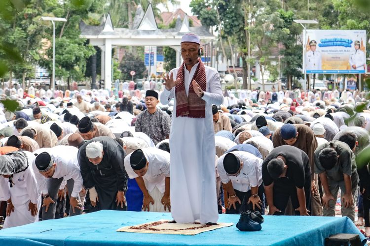 Wakil Wali Kota Pematangsiantar dan Keluarga Bersama Ribuan Umat Islam Ikuti sholat Hari Raya Idul Fitri 1446 H di Lapangan Adam Malik