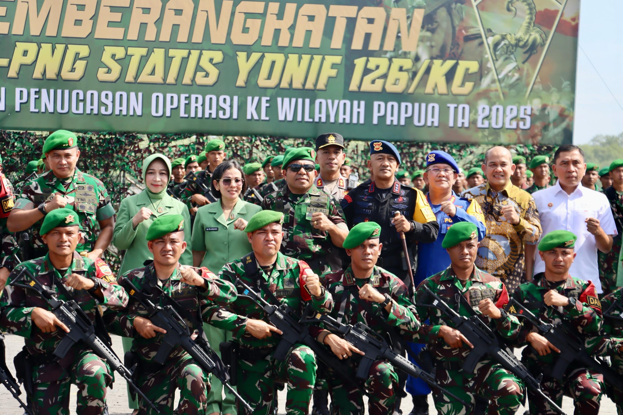 Dansat Brimob Polda Sumut Hadiri Upacara Pemberangkatan Satgas Pamtas RI-PNG Yonif 126/KC Dansat Brimob Polda Sumut Hadiri Upacara Pemberangkatan Satgas Pamtas RI-PNG Yonif 126/KC
