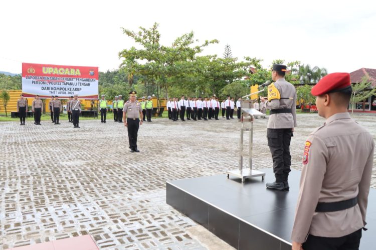 Wakapolres Tapteng Terima Kenaikan Pangkat Pengabdian dari Kompol ke AKBP