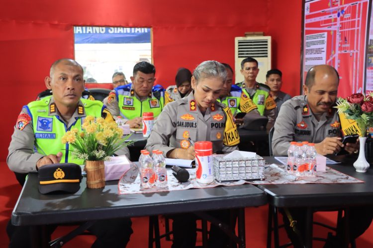 Kapolres Pematangsiantar Bersama Pejabat Utama Ikuti Zoom Meeting Anev Ops Ketupat Toba 2025 Dipimpin Kapolda Sumut