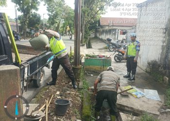 Antisipasi Banjir Di Jalan Medan, Personil Pos Pam 1 Bersama Dinas Kebersihan Dan Damkar Bersihkan Gorong-gorong