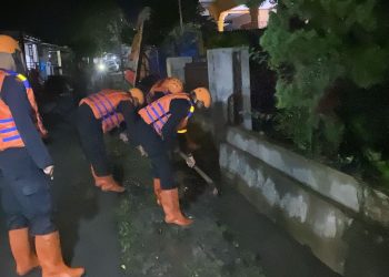 Brimob Polda Sumut dan BPBD Pematangsiantar Bersinergi, Aksi Cepat Tangani Dampak Banjir di Bukit Sofa