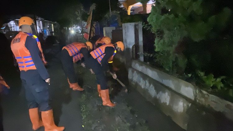 Brimob Polda Sumut dan BPBD Pematangsiantar Bersinergi, Aksi Cepat Tangani Dampak Banjir di Bukit Sofa