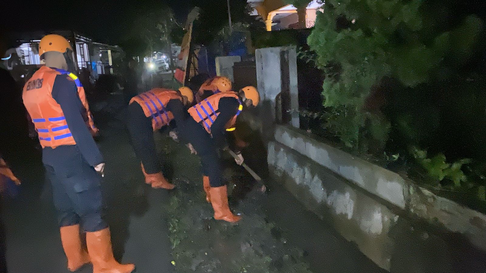 Brimob Polda Sumut dan BPBD Pematangsiantar Bersinergi, Aksi Cepat Tangani Dampak Banjir di Bukit Sofa Brimob Polda Sumut dan BPBD Pematangsiantar Bersinergi, Aksi Cepat Tangani Dampak Banjir di Bukit Sofa
