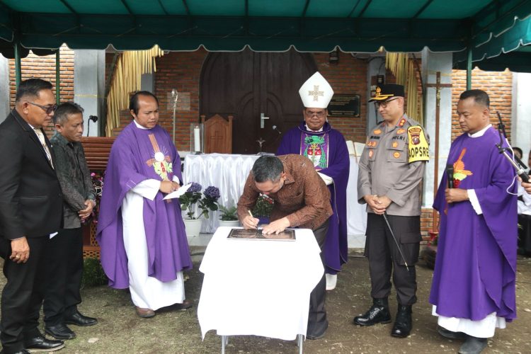 Bupati Pakpak Bharat Resmikan Gereja Katolik Stasi Santo Petrus dan Paulus Resdes Raden