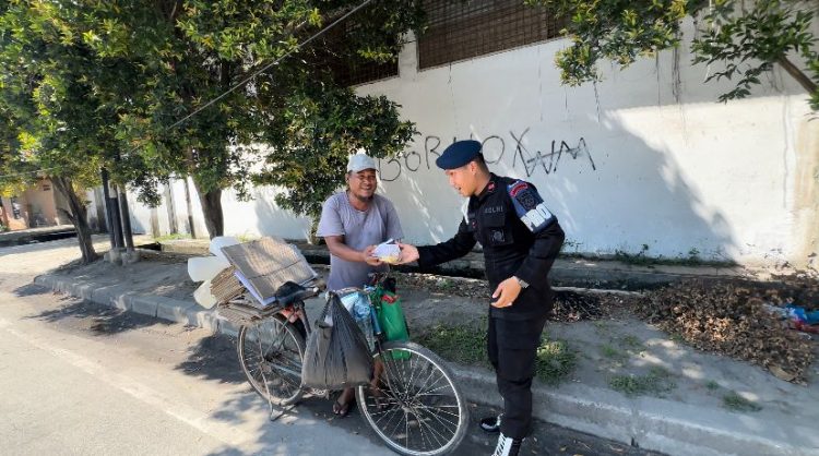 Personil Batalyon A Pelopor Brimob Polda Sumut Laksanakan Bakti Sosial Dalam Rangka Minggu Kasih Peduli Sesama