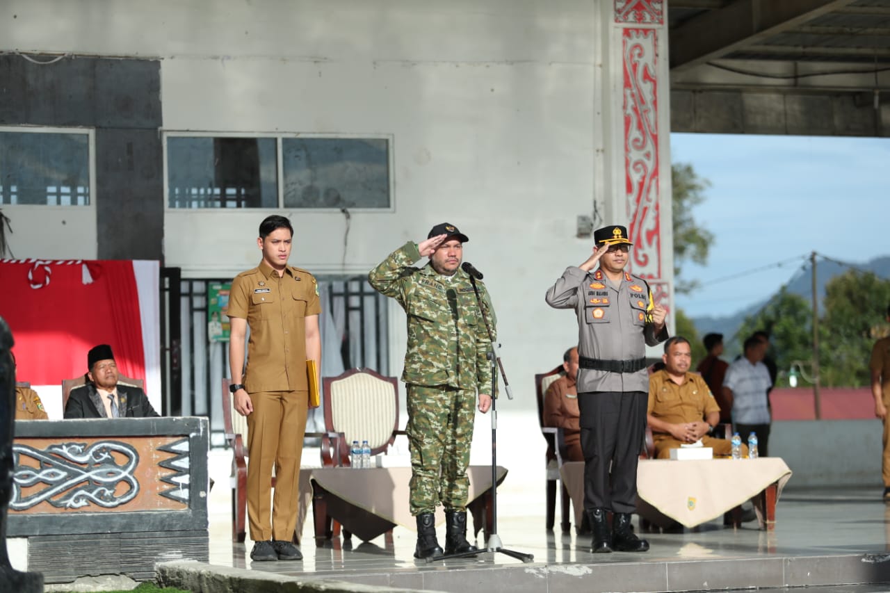 Bupati Pakpak Bharat Pimpin Apel Gabungan Pasca Libur Lebaran di Lapangan Kasean Banurea