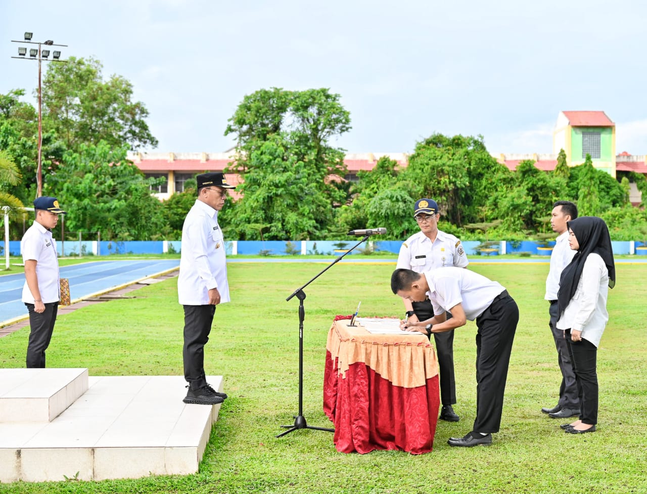 Bupati Tapteng: "Non ASN Dilarang Ikut Politik praktis, Fokus Bekerja Membantu Tugas Pemerintah Melayani Masyarakat" Bupati Tapteng: "Non ASN Dilarang Ikut Politik praktis, Fokus Bekerja Membantu Tugas Pemerintah Melayani Masyarakat"