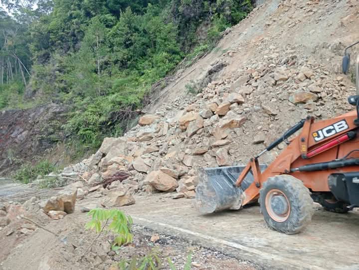 BPBD Pakpak Bharat Bersihkan Material Longsor di Bantun Kiung Tepatnya Di Ruas Jalan Penghubung Salak-Pagindar