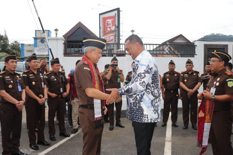 Bupati Effendi Sintong Napitupulu Sambut Kedatangan Kajati Sumut Di Kabupaten Toba