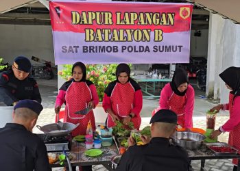 Jumat Berkah, Batalyon B Satuan Brimob Polda Sumut Berbagi Makan Siang untuk Jamaah Masjid Al Azhar di Asahan