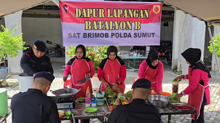 Jumat Berkah, Batalyon B Satuan Brimob Polda Sumut Berbagi Makan Siang untuk Jamaah Masjid Al Azhar di Asahan