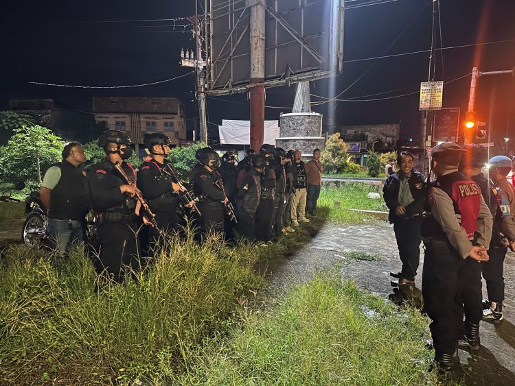 Patroli Gabungan Kompi 2 Batalyon B Satbrimob Polda Sumut dan Polres Pematangsiantar Cegah Kejahatan Malam Hari