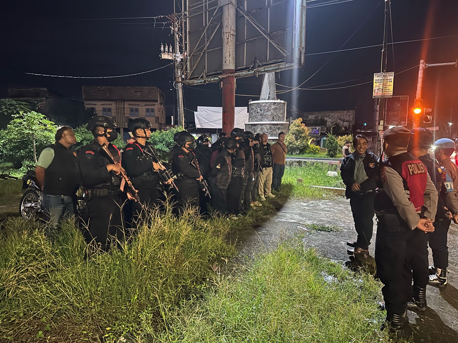 Patroli Gabungan Kompi 2 Batalyon B Satbrimob Polda Sumut dan Polres Pematangsiantar Cegah Kejahatan Malam Hari Patroli Gabungan Kompi 2 Batalyon B Satbrimob Polda Sumut dan Polres Pematangsiantar Cegah Kejahatan Malam Hari