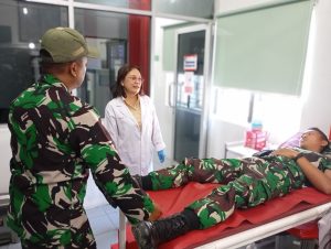 Aksi Heroik Anggota TNI AD Yonif 122 Tombak Sakti Menolong Korban Kecelakaan di Simalungun