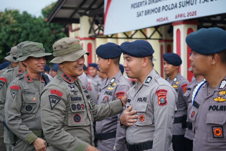 Dansat Brimob Polda Sumut Beri Pengarahan kepada Personel yang Mutasi ke Polisi Tugas Umum