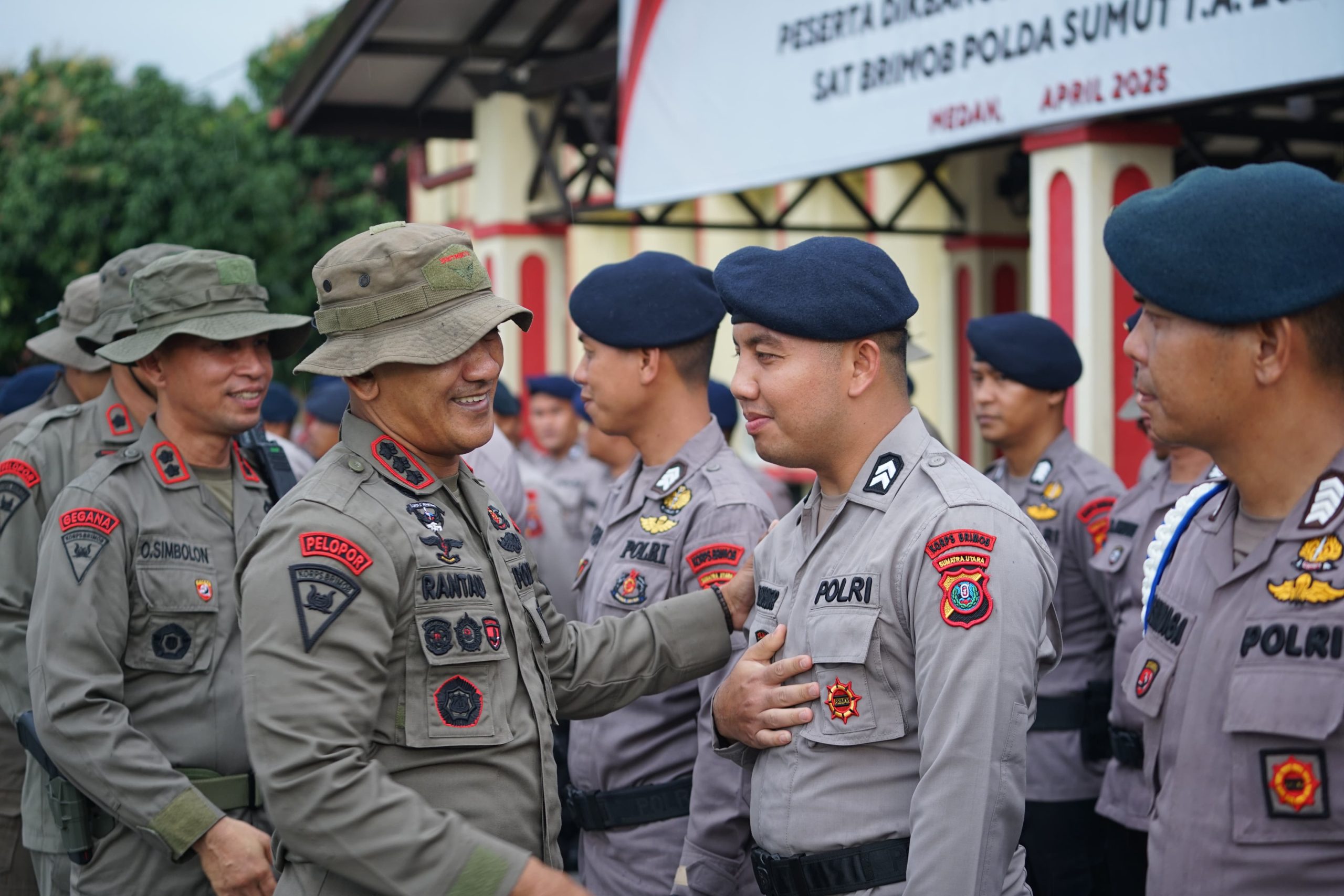 Dansat Brimob Polda Sumut Beri Pengarahan kepada Personel yang Mutasi ke Polisi Tugas Umum Dansat Brimob Polda Sumut Beri Pengarahan kepada Personel yang Mutasi ke Polisi Tugas Umum