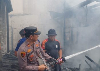 Polres Sibolga Dan Warga Gerak Cepat Bantu Padamkan Kobaran Api Dan Korban Kebakaran