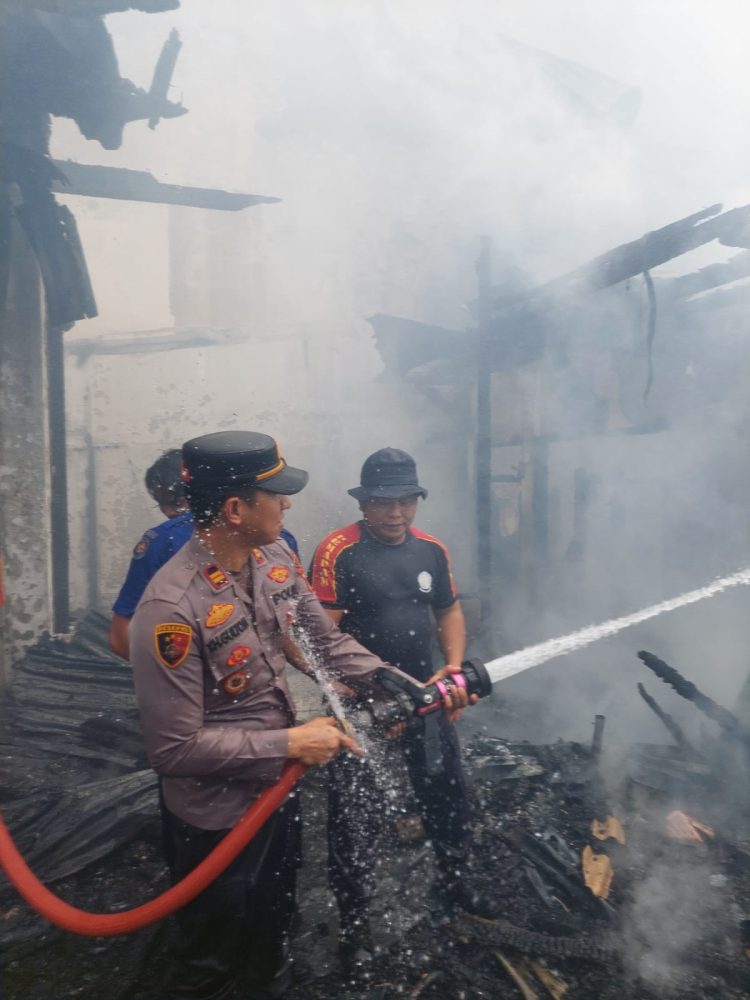 Polres Sibolga Dan Warga Gerak Cepat Bantu Padamkan Kobaran Api Dan Korban Kebakaran