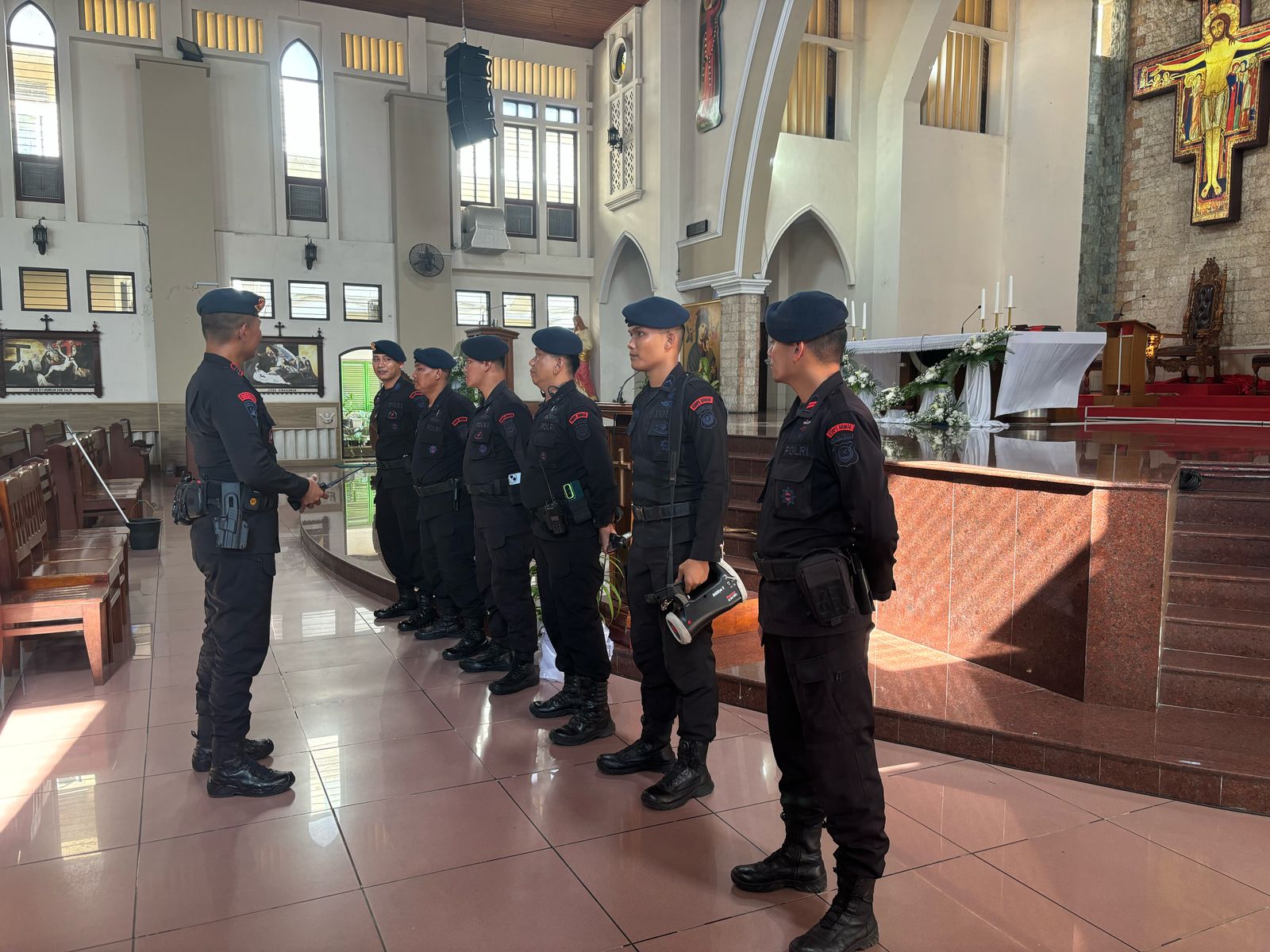 Brimob Polda Sumut Sterilisasi Gereja Peringati Jumat Agung dan Paskah