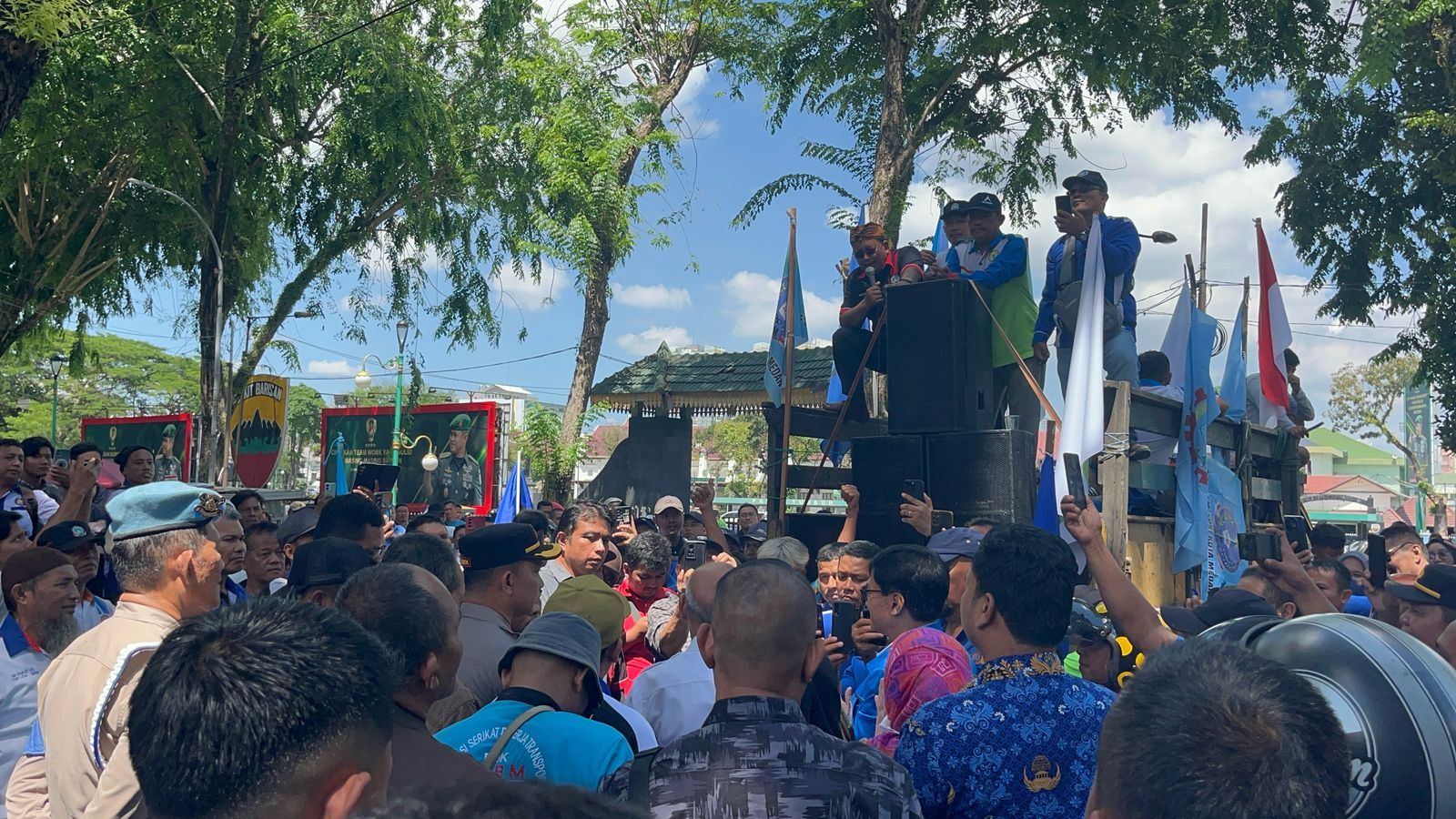Brimob Polda Sumut Kawal Ketat Aksi Damai SPSI di DPRD Sumut, Utamakan Humanis dan Profesionalisme Brimob Polda Sumut Kawal Ketat Aksi Damai SPSI di DPRD Sumut, Utamakan Humanis dan Profesionalisme