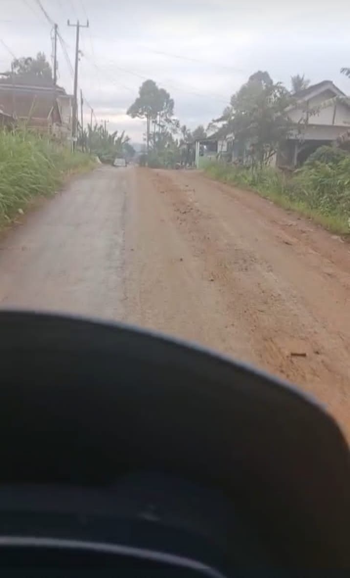 Warga Pekon Pura Jaya 1 Keluhkan Ceceran Tanah di Sepanjang Jalan