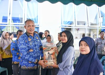 Wakil Bupati Tapanuli Tengah Serahkan 27,5 Ton Bibit Benih Padi Inbrida Kepada Kelompok Tani