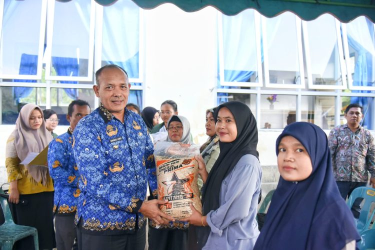 Wakil Bupati Tapanuli Tengah Serahkan 27,5 Ton Bibit Benih Padi Inbrida Kepada Kelompok Tani