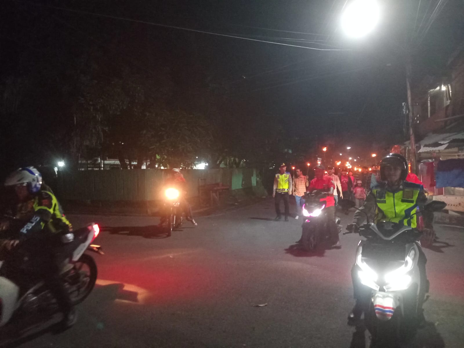 Personil Polres Sibolga Laksanakan Pengamanan Pawai Obor Umat Kristiani Di Kota Sibolga