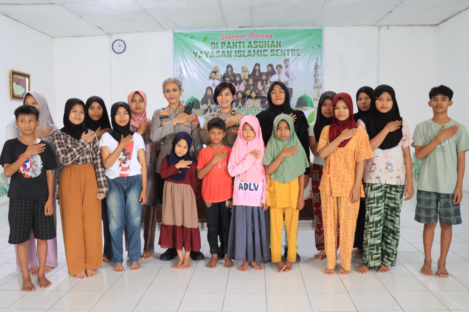 Kapolres Pematangsiantar Bersama Kompol Sandra Siska Berbagi Kasih ke Panti Asuhan Yayasan Islamic Centre Kapolres Pematangsiantar Bersama Kompol Sandra Siska Berbagi Kasih ke Panti Asuhan Yayasan Islamic Centre