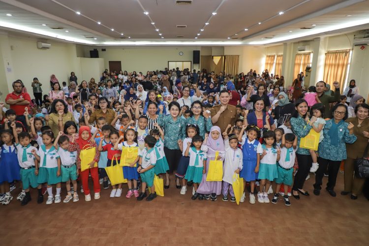 Ketua TP PKK Kota Pematangsiantar Ny Liswati Wesly Silalahi Hadiri Lomba Mewarnai Kreativitas Anak PAUD 