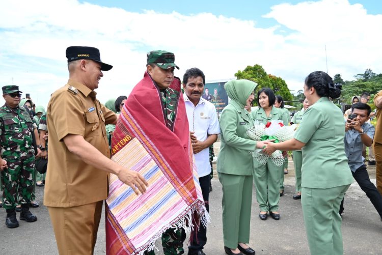 Kunjungan Kerja Pangdam I/BB Di Tapteng Disambut Wabup di Bandara Dr Ferdinand Lumbantobing Pinangsori