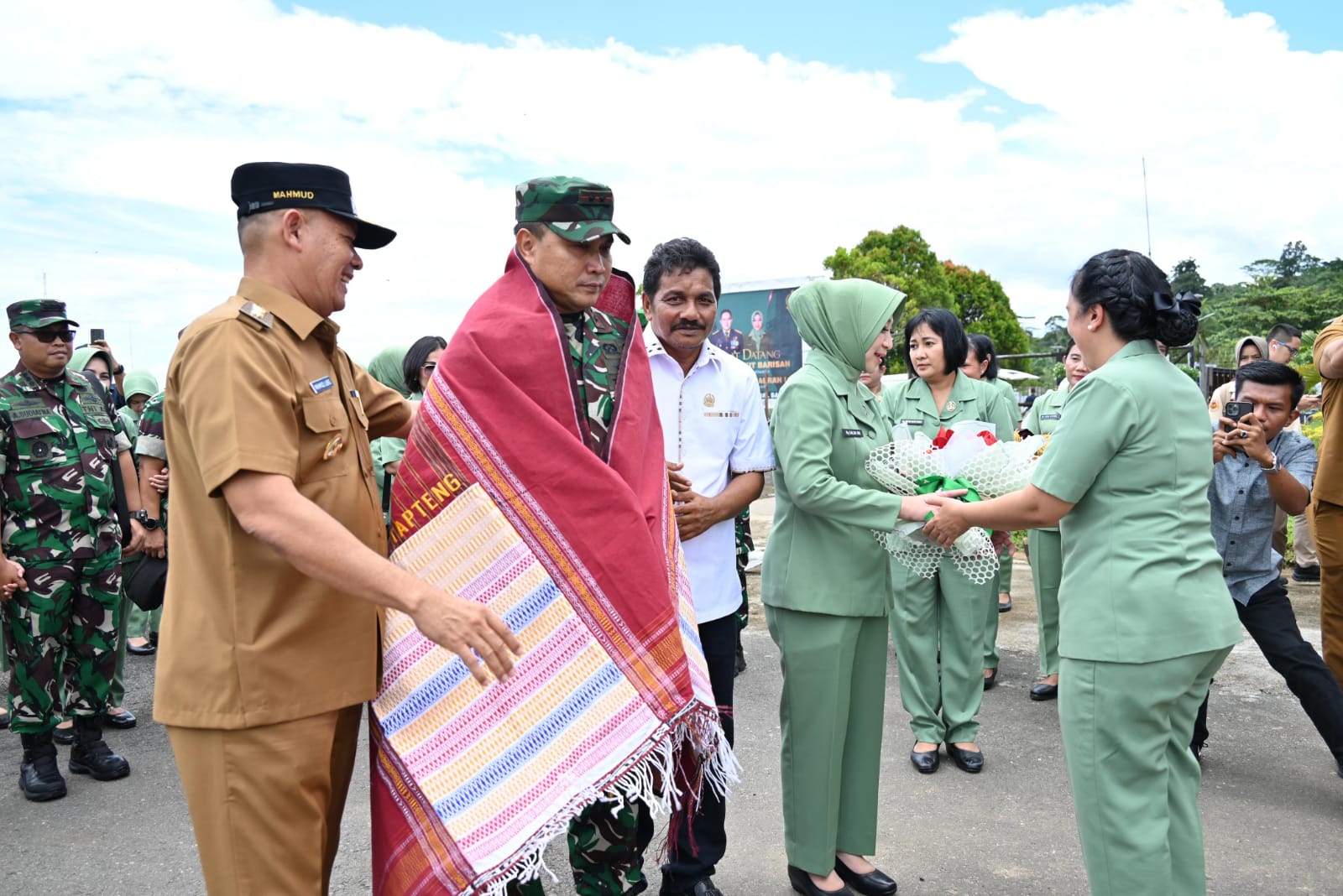 Kunjungan Kerja Pangdam I/BB Di Tapteng Disambut Wabup di Bandara Dr Ferdinand Lumbantobing Pinangsori Kunjungan Kerja Pangdam I/BB Di Tapteng Disambut Wabup di Bandara Dr Ferdinand Lumbantobing Pinangsori
