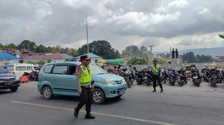 Kapolda Sumut saat mengurai arus lalin di Parapat, Kabupaten Simalungun