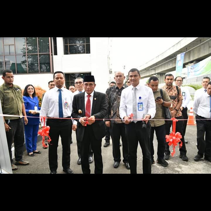 Gubsu Edy gunting pita (photo istimewa)