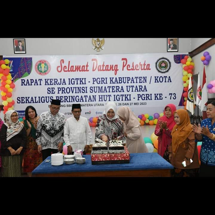Nawal Lubis motong kue HUT Ke 73 IGTKI PGRI (Photo Istimewa)