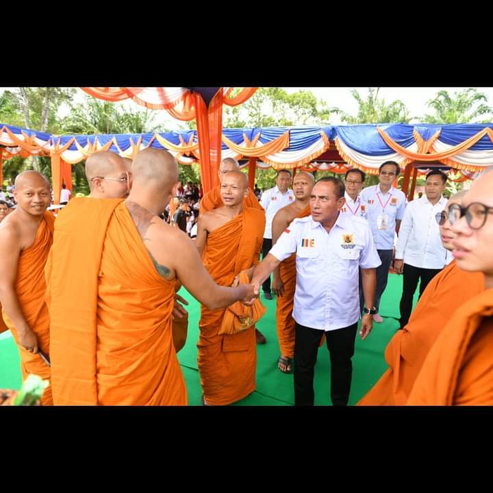 Gubsu Edy Rahmayadi bersalaman dengan para Bikshu (Photo Istimewa)