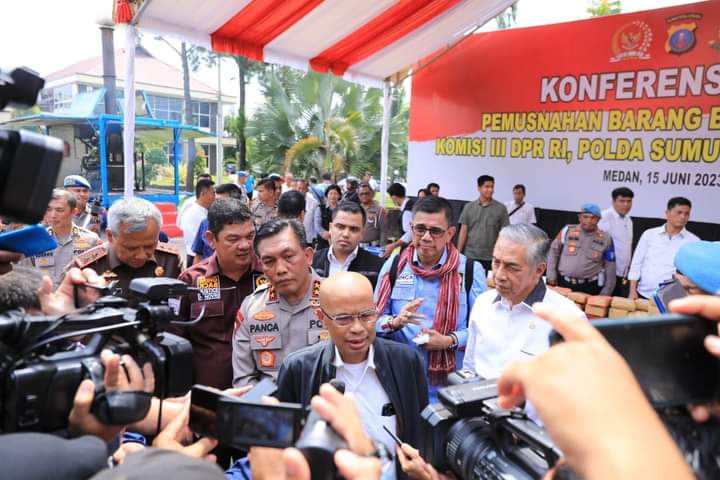Desmond memberikan keterangan pers didampingi Kapolda Sumut dan Tim Komisi III DPR RI (photo istimewa)