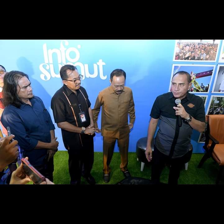 Pemberian secara simbolis di stand PRSU Dinas Kominfo Sumut (photo ist)