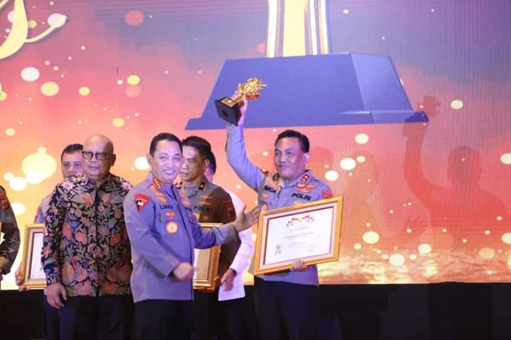 Kapolda Sumut menerima penghargaan (photo istimewa)
