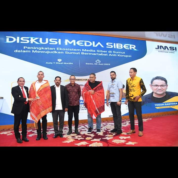 Gubernur Sumut Edy Rahmayadi usai menyematkan ulos (ist)