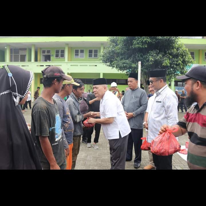 Pendistribusian daging kurban di Univa Jl Sisingamangaraja Medan disaksikan Kabiro Kesejahteraan Rakyat Setdaprov Sumut (ist)