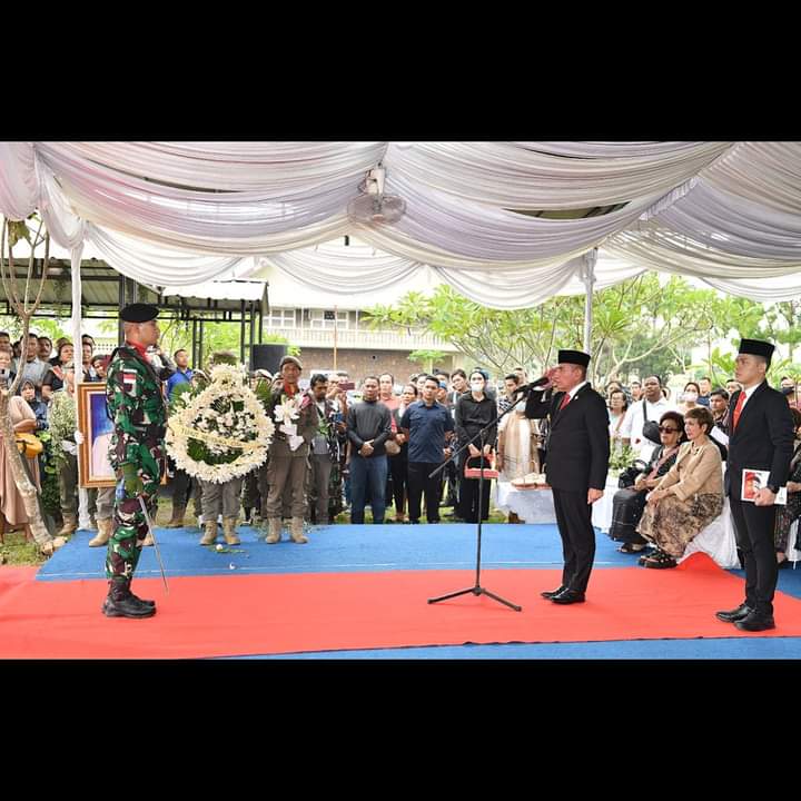 Prosesi pemakaman almahrum Rudolf M Pardede (ist)