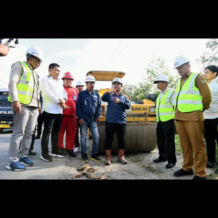 Penyelenggara proyek MYC Dinas PUPR Sumut dilokasi kegiatan (ist)