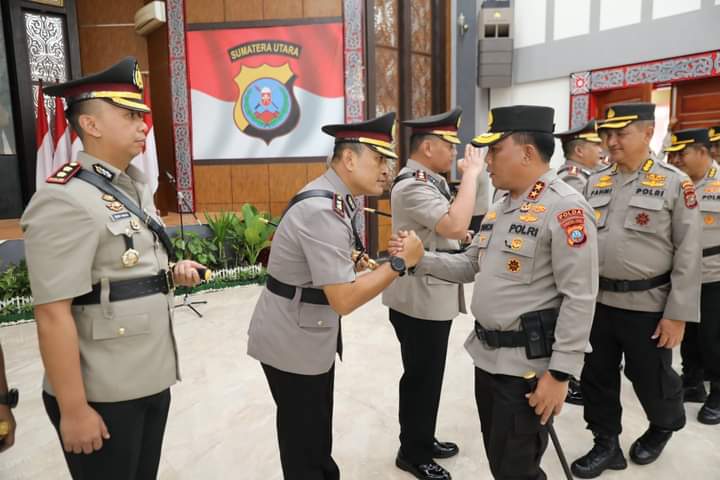 Irjen Pol RZ Panca Putra Simanjuntak menyalami selamat kepada yang dilantik (ist)
