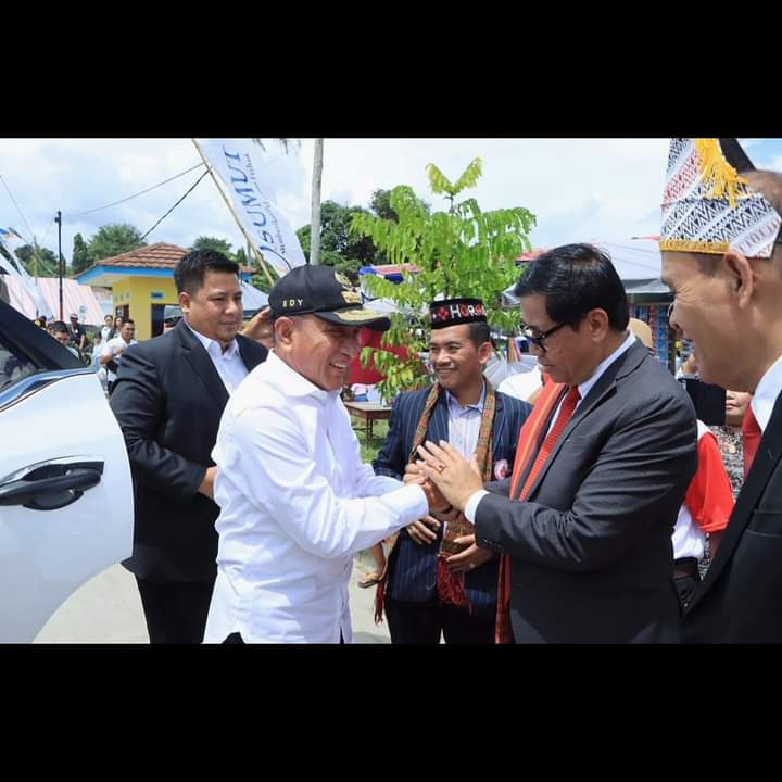 Gubernur Sumut Edy Rahmayadi, didampingi Bupati Samosir Vandiko disambut hadir oleh petinggi Raja Nai Ambaton (ist)