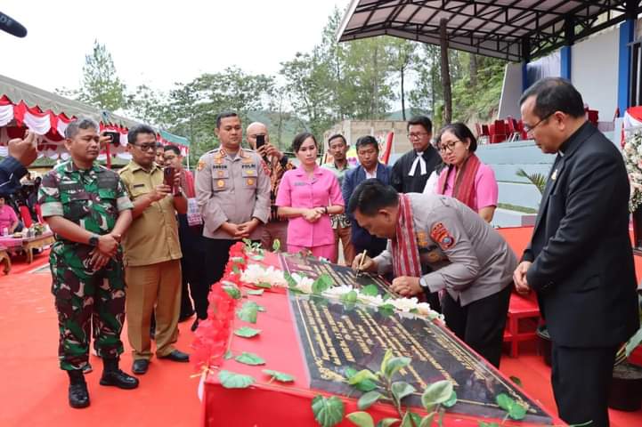 Irjen Pol RZ Panca Putra Simanjuntak bubuhkan tandatangan (Ist)
