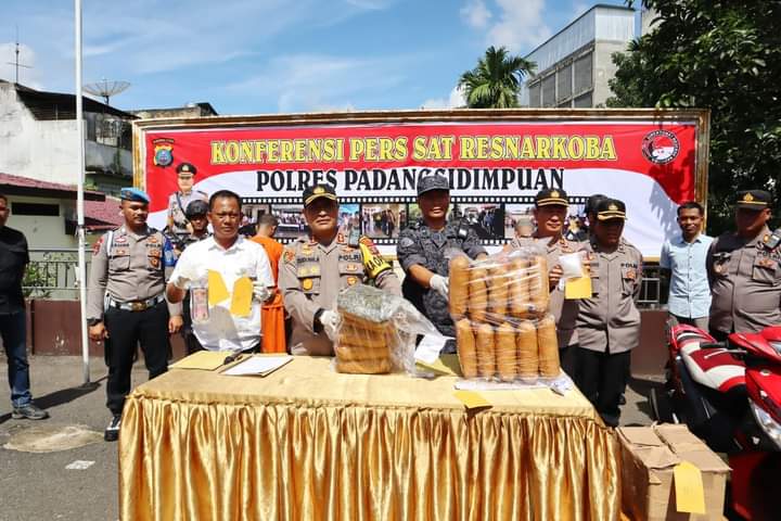Kapolres Padangsidempuan, AKBP Dudung Setyawan pada konferensi pers (Ist)